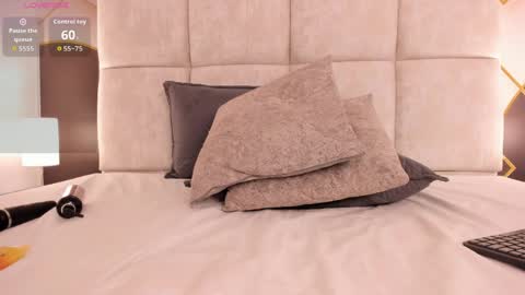 caro_giraldo_ online show from April 1, 1:41 pm