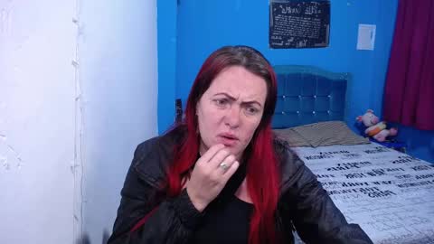 Carolinhe  online show from February 18, 1:10 pm