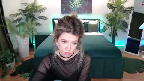 Snapshot of carriebecker chatting on October 3, 6:24 pm carriebecker online show from October 3, 6:24 pm