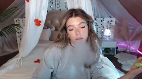 Snapshot of carriebecker chatting on October 28, 5:30 pm carriebecker online show from October 28, 5:30 pm