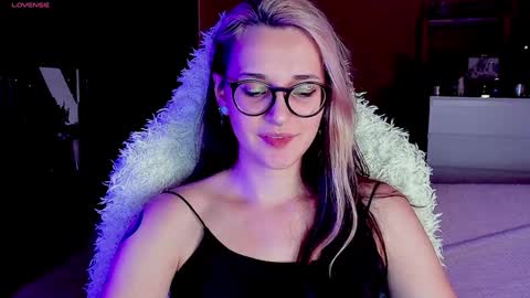 Snapshot of cassy_moore chatting on January 9, 9:26 pm Ellie online show from January 9, 9:26 pm