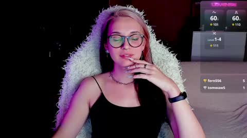 Snapshot of cassy_moore chatting on December 12, 10:52 pm Ellie online show from December 12, 10:52 pm