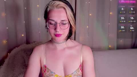 Snapshot of cassy_moore chatting on October 27, 7:52 pm Ellie online show from October 27, 7:52 pm