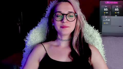 Snapshot of cassy_moore chatting on January 8, 9:44 pm Ellie online show from January 8, 9:44 pm