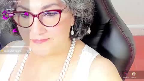 Snapshot of cataleya_mom_ chatting on October 25, 11:07 am cataleya  online show from October 25, 11:07 am