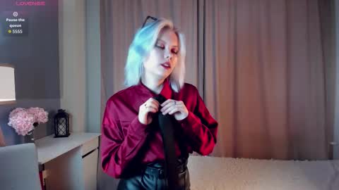 Mia online show from March 13, 11:00 am