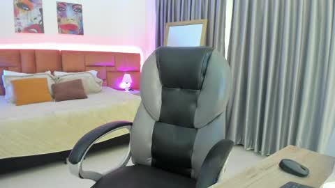 catti_brie_ online show from May 2, 11:35 am