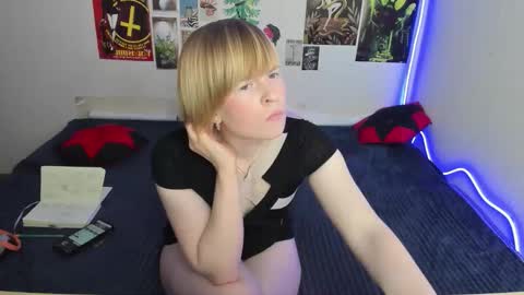 cattie_w_ online show from February 7, 7:12 am