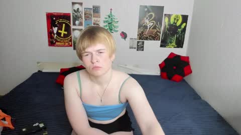 cattie_w_ online show from April 4, 1:15 am