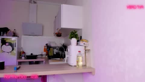 Holly online show from December 18, 9:47 am