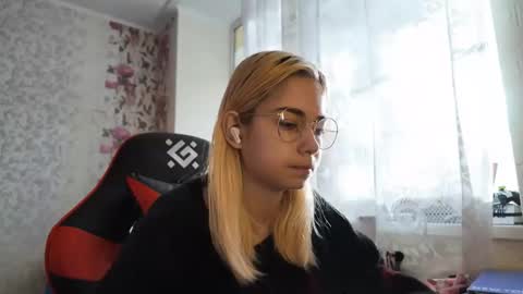 charleneschonert online show from November 19, 8:25 am