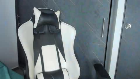 Snapshot of chloe_evans21 chatting on October 24, 10:17 pm chloe online show from October 24, 10:17 pm