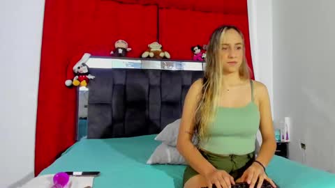 CHLOE online show from January 4, 11:38 pm