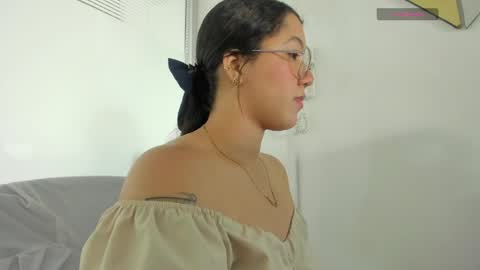 chloe_thomsoon online show from May 7, 8:45 pm
