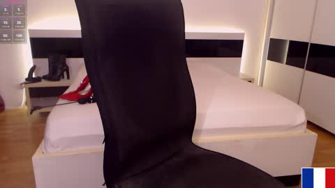 Snapshot of chloe_van_der_lust chatting on October 6, 9:26 am Goddess Chlo online show from October 6, 9:26 am