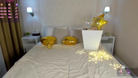 chloee white online show from December 5, 10:05 am