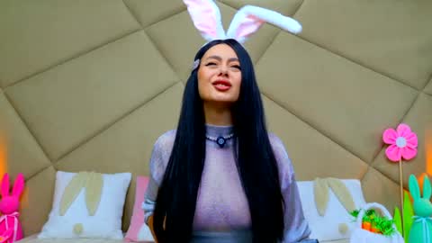 Chloe Vee online show from April 4, 5:17 am