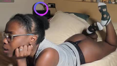 Snapshot of chocolandra_10 chatting on December 10, 7:43 pm Amber online show from December 10, 7:43 pm
