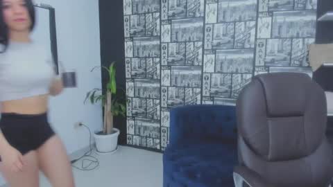  Laura  online show from February 5, 1:44 pm