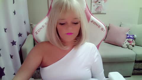 Snapshot of christirose chatting on January 19, 1:12 pm Christi online show from January 19, 1:12 pm