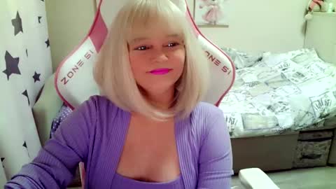 Snapshot of christirose chatting on October 7, 8:41 am Christi online show from October 7, 8:41 am