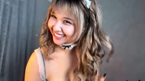 Lara online show from November 18, 6:31 pm