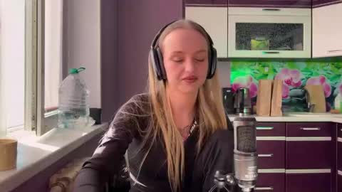 cleotildeamsinger online show from May 3, 11:35 am