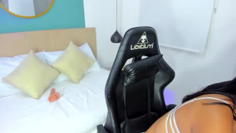 C L O E Y  online show from January 8, 7:40 pm