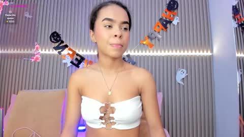 coralineross_ online show from October 14, 10:40 am