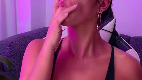 Laura  online show from December 3, 10:01 pm