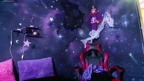 Cristal de Leon online show from October 9, 9:30 pm