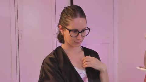 Leonela online show from May 2, 6:00 pm