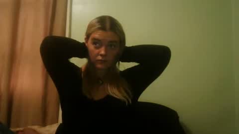 Snapshot of curvymom2025 chatting on October 22, 7:52 pm curvymom2025 online show from October 22, 7:52 pm