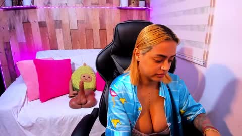    Independent Model online show from January 11, 11:13 pm