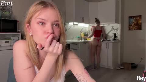 Im Emi streaming with my friend Reyna today online show from March 5, 4:25 pm