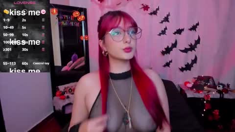 Snapshot of dafnemoon_1 chatting on October 22, 6:29 am Dafne Moon online show from October 22, 6:29 am