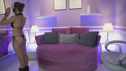 Dahlia Grey online show from September 15, 11:40 am