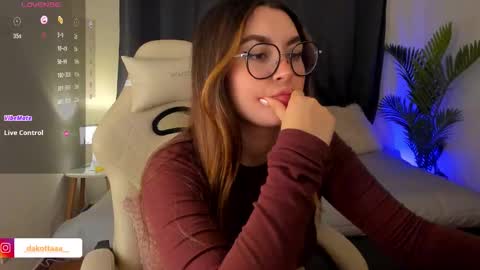 dakottaa__ online show from November 7, 11:53 pm