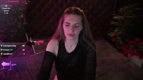 danielareign online show from April 2, 2:03 pm