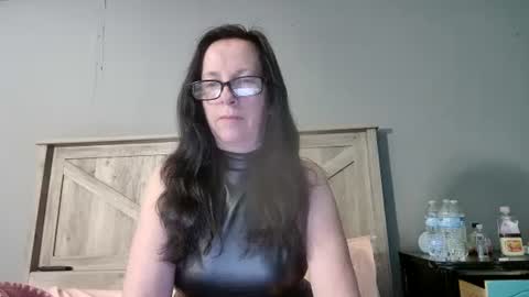 Dazzling Peach Goddess online show from March 7, 4:00 pm