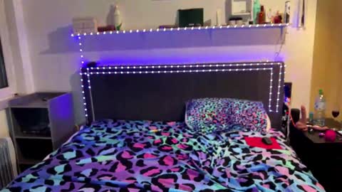 Dee Lorrie online show from December 3, 7:05 pm