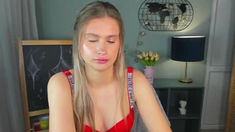 delinasis online show from May 6, 1:53 am