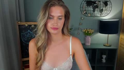 delinasis online show from June 26, 5:20 am