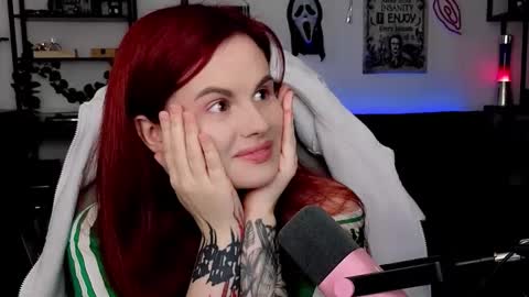 dellacrush_ online show from March 25, 7:28 pm