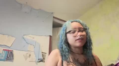 Snapshot of deluxxxeblu chatting on October 5, 6:07 am TankinBody online show from October 5, 6:07 am