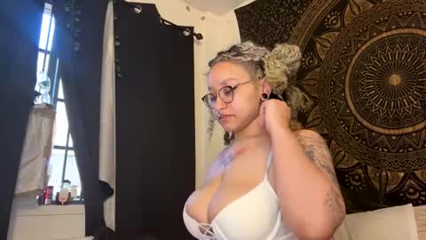 Snapshot of deluxxxeblu chatting on February 7, 5:07 pm TankinBody online show from February 7, 5:07 pm