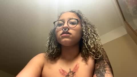 Snapshot of deluxxxeblu chatting on February 1, 1:12 am TankinBody online show from February 1, 1:12 am