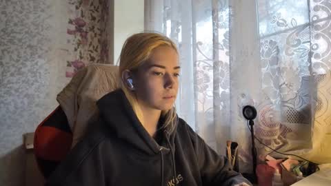 dinorahmroczkowski online show from October 15, 9:01 am