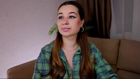 Tia online show from February 25, 8:42 pm