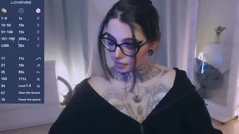 dixipixi_ online show from April 9, 5:54 am